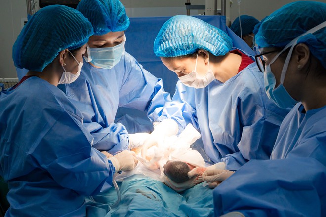 Hy hữu mang tam thai nhưng trẻ chào đời cách nhau 36 giờ- Ảnh 3.