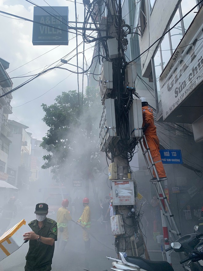 Diễn tập cứu 7 người mắc kẹt trong đám cháy tại khu nhà ở nhiều căn hộ- Ảnh 2.