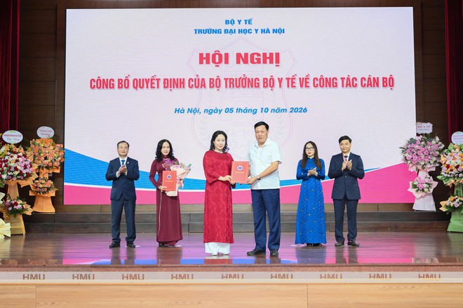 Bộ Y tế trao quyết định bổ nhiệm, bổ nhiệm lại Phó Hiệu trưởng Trường Đại học Y Hà Nội- Ảnh 2.