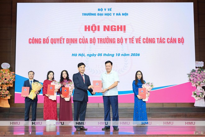 Bộ Y tế trao quyết định bổ nhiệm, bổ nhiệm lại Phó Hiệu trưởng Trường Đại học Y Hà Nội- Ảnh 5.