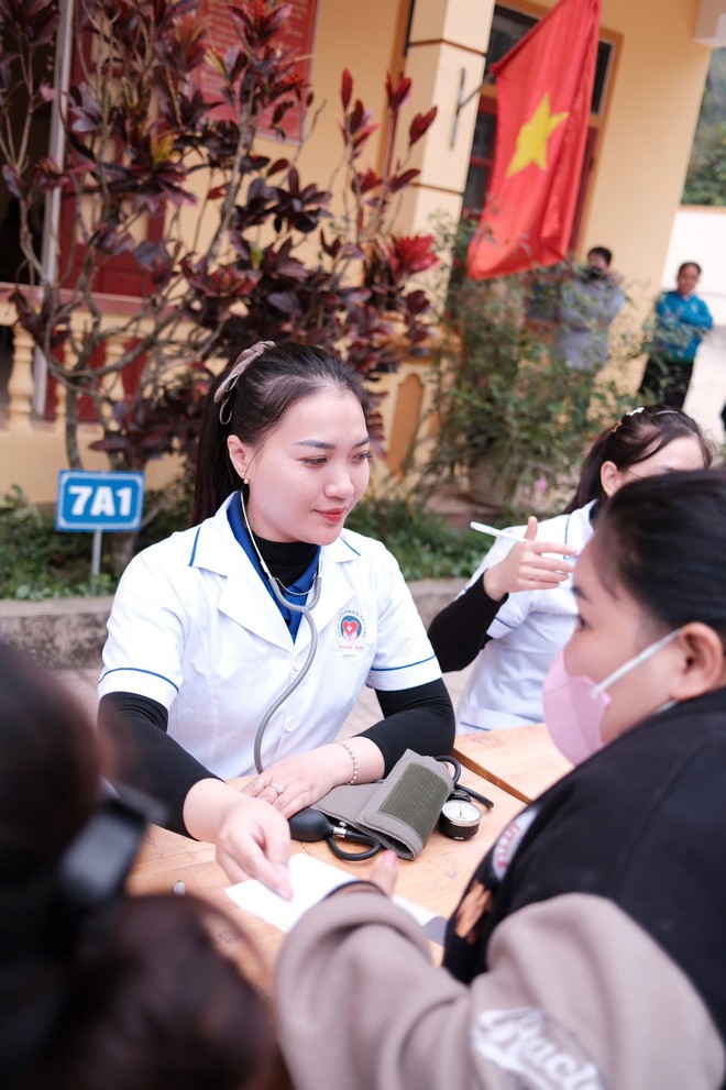 Bệnh viện ĐKKV Tây Bắc khám bệnh, trao quà cho 450 người dân vùng biên Tri Lễ- Ảnh 3. Bệnh viện ĐKKV Tây Bắc khám bệnh, trao quà cho 450 người dân vùng biên Tri Lễ- Ảnh 3.