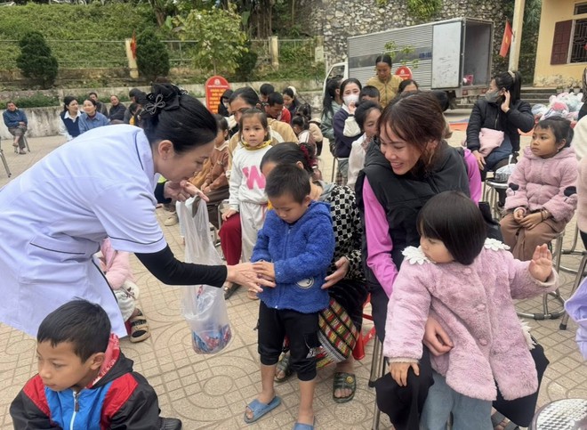 Bệnh viện ĐKKV Tây Bắc khám bệnh, trao quà cho 450 người dân vùng biên Tri Lễ- Ảnh 2. Bệnh viện ĐKKV Tây Bắc khám bệnh, trao quà cho 450 người dân vùng biên Tri Lễ- Ảnh 2.