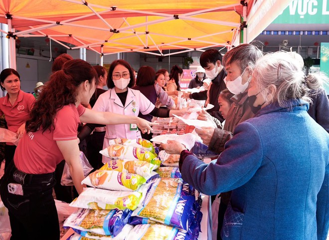 "Hội chợ 0 đồng" Bệnh viện Đa khoa TP Vinh tiếp thêm niềm tin cho người bệnh- Ảnh 8. "Hội chợ 0 đồng" Bệnh viện Đa khoa TP Vinh tiếp thêm niềm tin cho người bệnh- Ảnh 8.