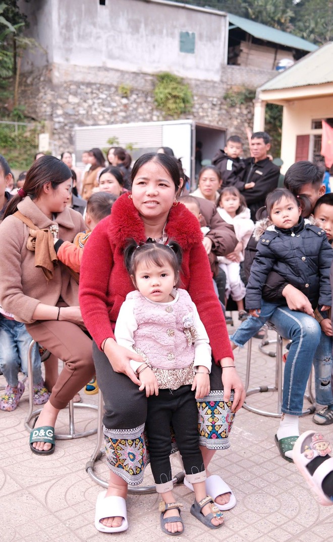 Bệnh viện ĐKKV Tây Bắc khám bệnh, trao quà cho 450 người dân vùng biên Tri Lễ- Ảnh 4. Bệnh viện ĐKKV Tây Bắc khám bệnh, trao quà cho 450 người dân vùng biên Tri Lễ- Ảnh 4.