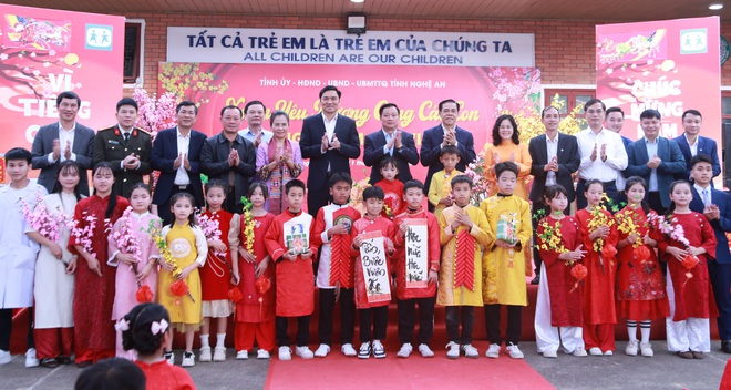 Lãnh đạo tỉnh Nghệ An thăm, tặng quà Tết tại Làng trẻ em SOS Vinh- Ảnh 6.