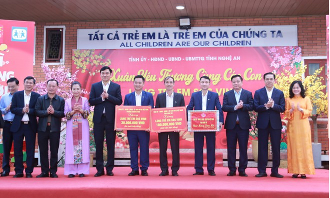 Lãnh đạo tỉnh Nghệ An thăm, tặng quà Tết tại Làng trẻ em SOS Vinh- Ảnh 4.