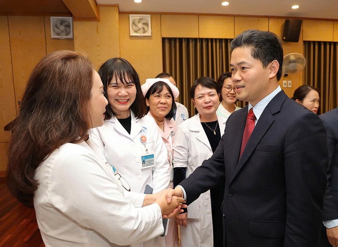 Thứ trưởng Thường trực Vũ Mạnh Hà thăm, chúc Tết, kiểm tra công tác khám chữa bệnh tại Bệnh viện Nhi và Mắt TW- Ảnh 7.