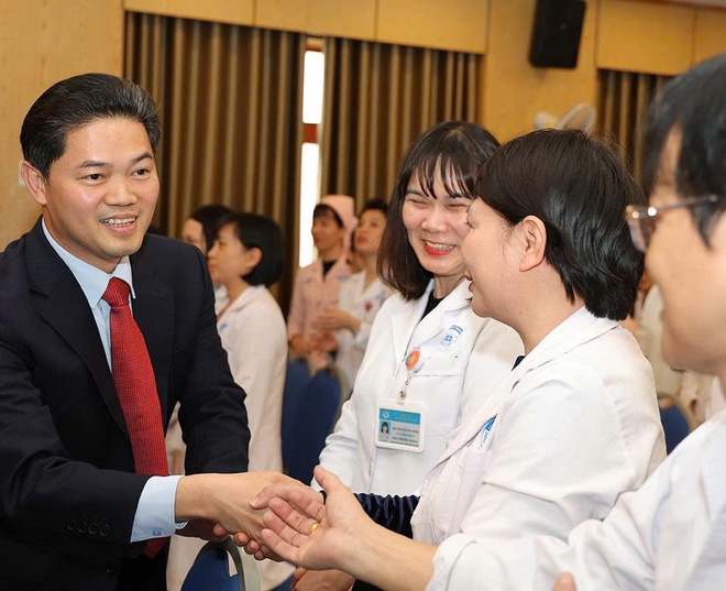 Thứ trưởng Thường trực Vũ Mạnh Hà thăm, chúc Tết, kiểm tra công tác khám chữa bệnh tại Bệnh viện Nhi và Mắt TW- Ảnh 8.