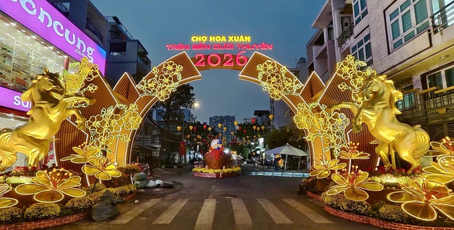 Tấp nập chợ hoa xuân ‘Trên bến dưới thuyền’ tái hiện không gian Tết Nam Bộ- Ảnh 4.