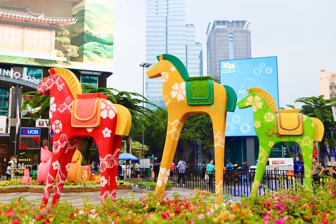 Cận cảnh linh vật ngựa tại Đường hoa Nguyễn Huệ- Ảnh 9.