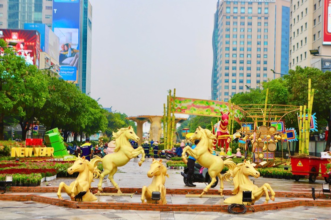 Cận cảnh linh vật ngựa tại Đường hoa Nguyễn Huệ- Ảnh 11.