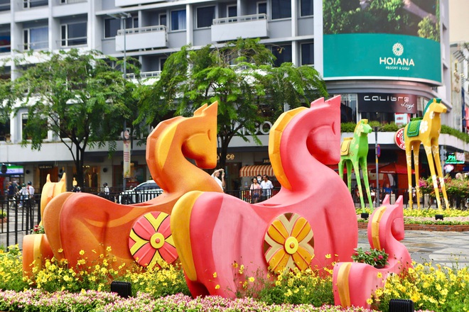 Cận cảnh linh vật ngựa tại Đường hoa Nguyễn Huệ- Ảnh 10.