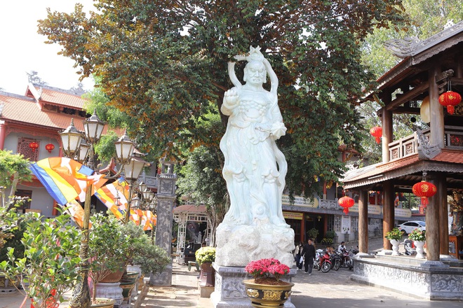 Rộn ràng chụp ảnh Tết tại ngôi chùa cuối cùng Việt Nam được phong Sắc tứ- Ảnh 16.