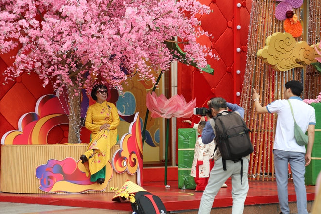 Người dân TPHCM xúng xính áo dài chụp hình đón Tết- Ảnh 5. Người dân TPHCM xúng xính áo dài chụp hình đón Tết- Ảnh 5.