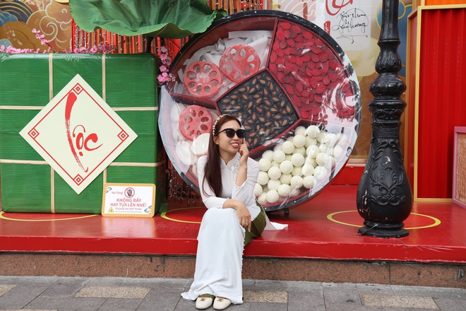 Người dân TPHCM xúng xính áo dài chụp hình đón Tết- Ảnh 8. Người dân TPHCM xúng xính áo dài chụp hình đón Tết- Ảnh 8.