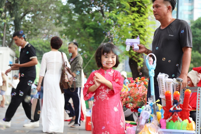 Người dân TPHCM xúng xính áo dài chụp hình đón Tết- Ảnh 16. Người dân TPHCM xúng xính áo dài chụp hình đón Tết- Ảnh 16.