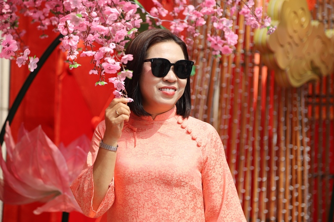 Người dân TPHCM xúng xính áo dài chụp hình đón Tết- Ảnh 6. Người dân TPHCM xúng xính áo dài chụp hình đón Tết- Ảnh 6.