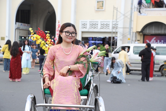 Người dân TPHCM xúng xính áo dài chụp hình đón Tết- Ảnh 7. Người dân TPHCM xúng xính áo dài chụp hình đón Tết- Ảnh 7.