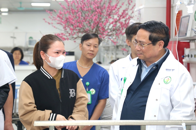 Thủ tướng Chính phủ thăm, chúc Tết, động viên y bác sĩ và bệnh nhân tại 2 bệnh viện tuyến đầu- Ảnh 6. Thủ tướng Chính phủ thăm, chúc Tết, động viên y bác sĩ và bệnh nhân tại 2 bệnh viện tuyến đầu- Ảnh 6.