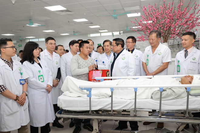 Thủ tướng Chính phủ thăm, chúc Tết, động viên y bác sĩ và bệnh nhân tại 2 bệnh viện tuyến đầu- Ảnh 8. Thủ tướng Chính phủ thăm, chúc Tết, động viên y bác sĩ và bệnh nhân tại 2 bệnh viện tuyến đầu- Ảnh 8.