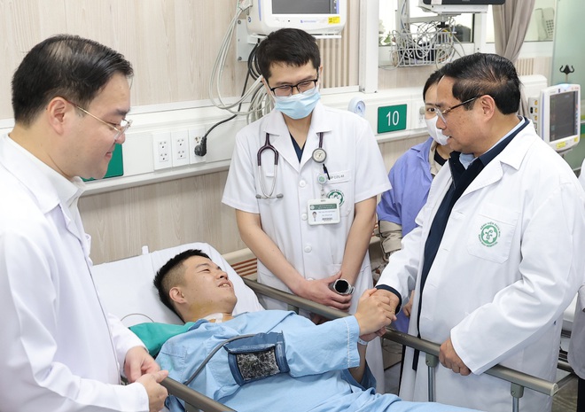 Thủ tướng Chính phủ thăm, chúc Tết, động viên y bác sĩ và bệnh nhân tại 2 bệnh viện tuyến đầu- Ảnh 4. Thủ tướng Chính phủ thăm, chúc Tết, động viên y bác sĩ và bệnh nhân tại 2 bệnh viện tuyến đầu- Ảnh 4.