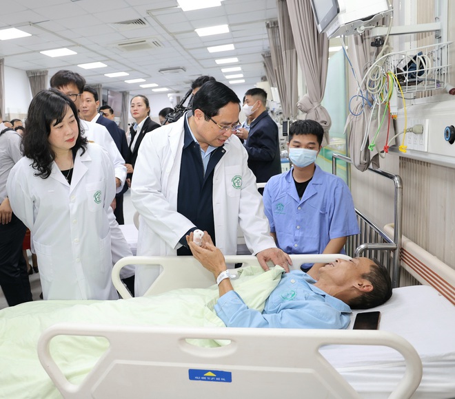 Thủ tướng Chính phủ thăm, chúc Tết, động viên y bác sĩ và bệnh nhân tại 2 bệnh viện tuyến đầu- Ảnh 3. Thủ tướng Chính phủ thăm, chúc Tết, động viên y bác sĩ và bệnh nhân tại 2 bệnh viện tuyến đầu- Ảnh 3.