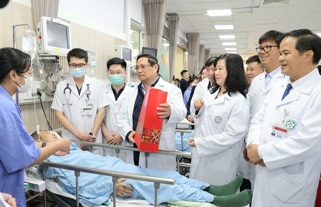 Thủ tướng Chính phủ thăm, chúc Tết, động viên y bác sĩ và bệnh nhân tại 2 bệnh viện tuyến đầu- Ảnh 2. Thủ tướng Chính phủ thăm, chúc Tết, động viên y bác sĩ và bệnh nhân tại 2 bệnh viện tuyến đầu- Ảnh 2.