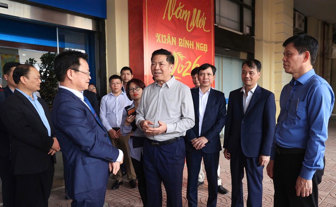 Thị sát từ sân bay đến ga tàu, Bộ trưởng Bộ Xây dựng yêu cầu không để gián đoạn đi lại dịp Tết- Ảnh 4. Thị sát từ sân bay đến ga tàu, Bộ trưởng Bộ Xây dựng yêu cầu không để gián đoạn đi lại dịp Tết- Ảnh 4.