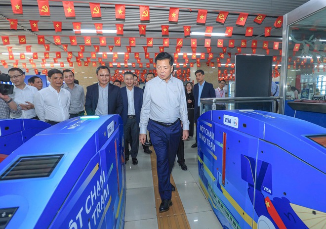 Thị sát từ sân bay đến ga tàu, Bộ trưởng Bộ Xây dựng yêu cầu không để gián đoạn đi lại dịp Tết- Ảnh 5. Thị sát từ sân bay đến ga tàu, Bộ trưởng Bộ Xây dựng yêu cầu không để gián đoạn đi lại dịp Tết- Ảnh 5.