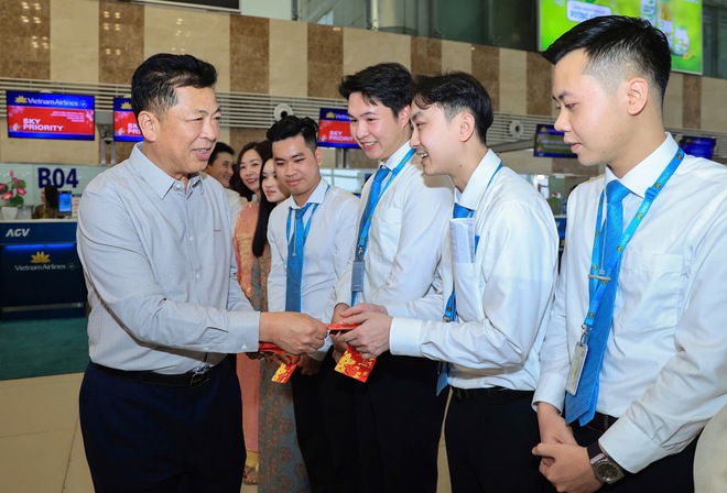 Thị sát từ sân bay đến ga tàu, Bộ trưởng Bộ Xây dựng yêu cầu không để gián đoạn đi lại dịp Tết- Ảnh 3. Thị sát từ sân bay đến ga tàu, Bộ trưởng Bộ Xây dựng yêu cầu không để gián đoạn đi lại dịp Tết- Ảnh 3.