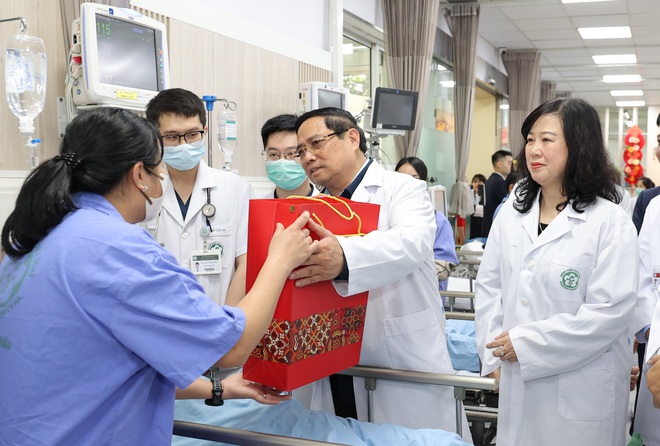 Thủ tướng Chính phủ thăm, chúc Tết, động viên y bác sĩ và bệnh nhân tại 2 bệnh viện tuyến đầu- Ảnh 1. Thủ tướng Chính phủ thăm, chúc Tết, động viên y bác sĩ và bệnh nhân tại 2 bệnh viện tuyến đầu- Ảnh 1.