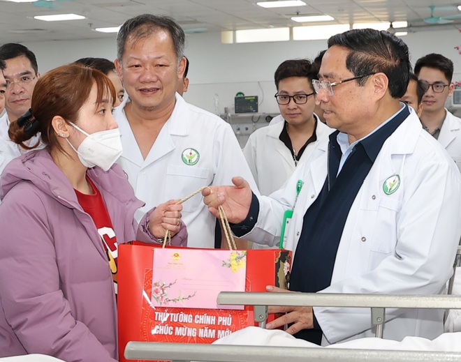 Thủ tướng Chính phủ thăm, chúc Tết, động viên y bác sĩ và bệnh nhân tại 2 bệnh viện tuyến đầu- Ảnh 7. Thủ tướng Chính phủ thăm, chúc Tết, động viên y bác sĩ và bệnh nhân tại 2 bệnh viện tuyến đầu- Ảnh 7.