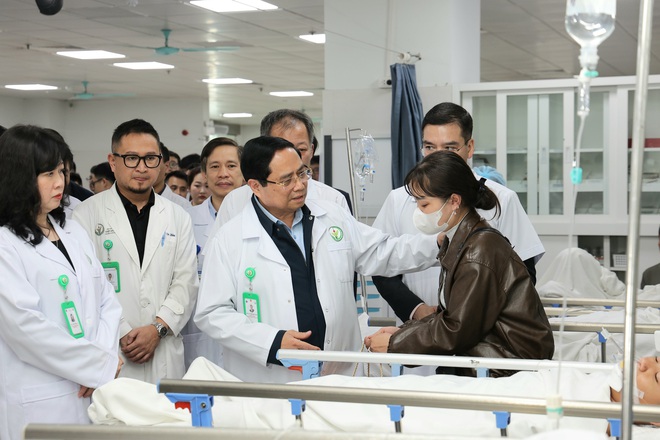 Thủ tướng Chính phủ thăm, chúc Tết, động viên y bác sĩ và bệnh nhân tại 2 bệnh viện tuyến đầu- Ảnh 5. Thủ tướng Chính phủ thăm, chúc Tết, động viên y bác sĩ và bệnh nhân tại 2 bệnh viện tuyến đầu- Ảnh 5.