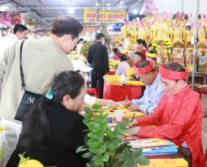 Hàng nghìn người đi lễ Đền Ông Hoàng Mười trong ngày mùng 1 Tết- Ảnh 6.