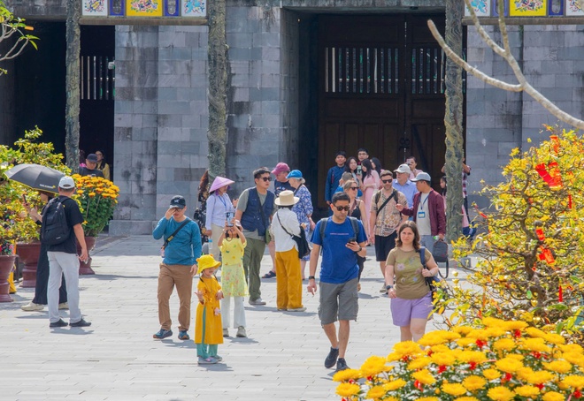 Di sản Huế 'khoác áo xuân' lộng lẫy, du khách quốc tế nườm nượp đổ về- Ảnh 10. Di sản Huế 'khoác áo xuân' lộng lẫy, du khách quốc tế nườm nượp đổ về- Ảnh 10.
