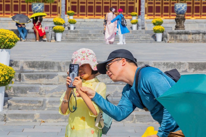 Di sản Huế 'khoác áo xuân' lộng lẫy, du khách quốc tế nườm nượp đổ về- Ảnh 11. Di sản Huế 'khoác áo xuân' lộng lẫy, du khách quốc tế nườm nượp đổ về- Ảnh 11.