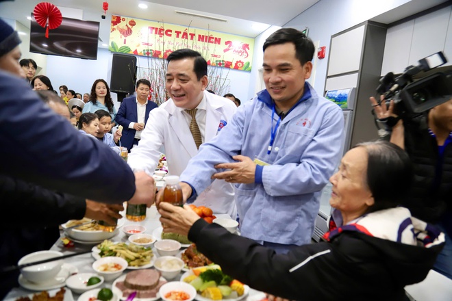 Ấm lòng bữa cơm trao yêu thương tới bệnh nhân ung thư nhân ngày sát Tết- Ảnh 3. Ấm lòng bữa cơm trao yêu thương tới bệnh nhân ung thư nhân ngày sát Tết- Ảnh 3.