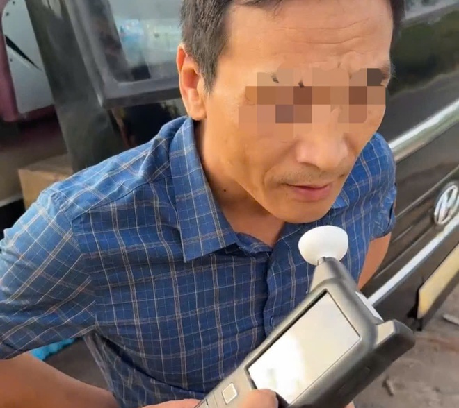 Tài xế vi phạm nồng độ cồn, không có bằng lái vẫn chở hàng chục hành khách- Ảnh 1.