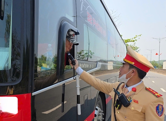 Huế siết chặt xử lý vi phạm giao thông sau Tết, phòng ngừa tai nạn nghiêm trọng- Ảnh 2. Huế siết chặt xử lý vi phạm giao thông sau Tết, phòng ngừa tai nạn nghiêm trọng- Ảnh 2.