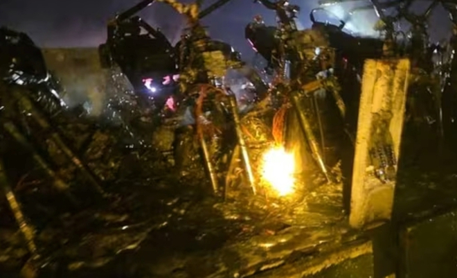 Ô tô tải chở xe máy bất ngờ bốc cháy dữ dội trên cao tốc Bắc - Nam- Ảnh 2.