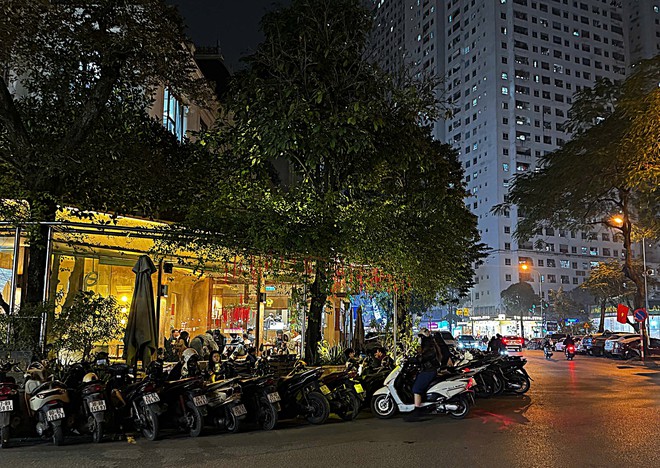 Sau khi Công an nhắc nhở, hàng quán tiếp tục bày bán trên vỉa hè ở phường Hoàng Liệt- Ảnh 7.