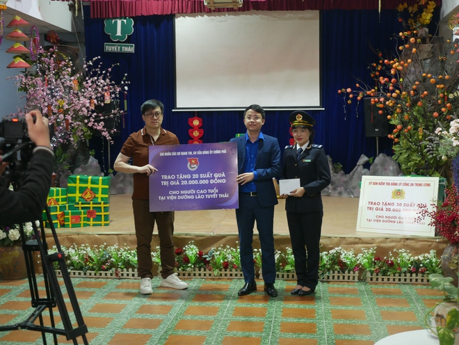 Hơn 600 người dân xã Thiên Lộc được khám, tư vấn sức khỏe miễn phí- Ảnh 8. Hơn 600 người dân xã Thiên Lộc được khám, tư vấn sức khỏe miễn phí- Ảnh 8.