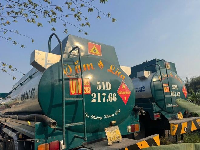 Triệt phá đường dây sản xuất, buôn bán xăng RON A95 giả tại TPHCM- Ảnh 6.