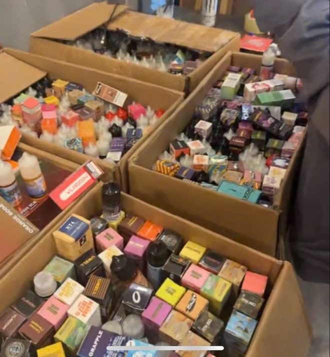 TPHCM triệt phá đường dây buôn bán thuốc lá điện tử doanh thu hàng tỉ đồng- Ảnh 2.