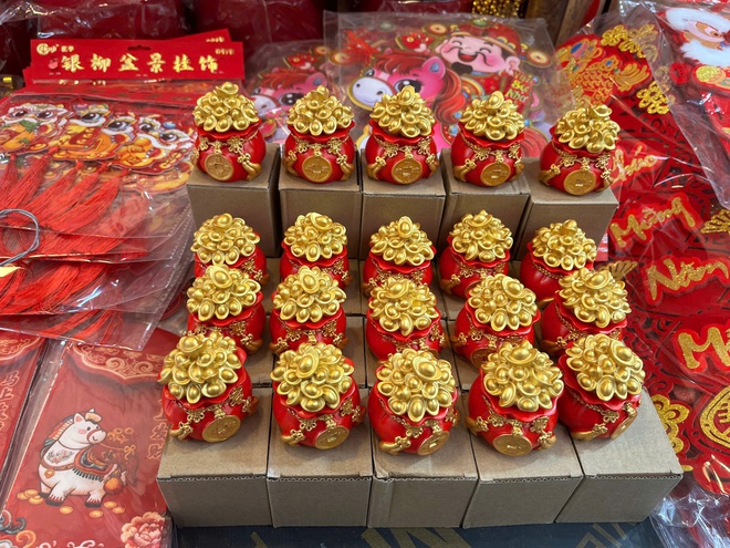 Hà Nội: Không khí Tết đã rộn ràng trên nhiều tuyến phố - Ảnh 6.