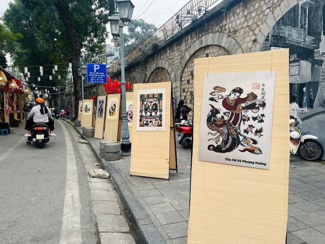 Hà Nội: Không khí Tết đã rộn ràng trên nhiều tuyến phố - Ảnh 11.