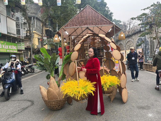 Hà Nội: Không khí Tết đã rộn ràng trên nhiều tuyến phố - Ảnh 14.