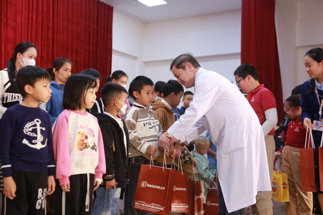 Gần 700 triệu đồng đến với bệnh nhân ung thư khó khăn dịp 'Xuân yêu thương 2026'- Ảnh 9.