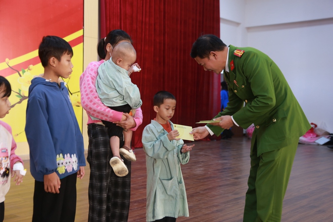 Gần 700 triệu đồng đến với bệnh nhân ung thư khó khăn dịp 'Xuân yêu thương 2026'- Ảnh 11.