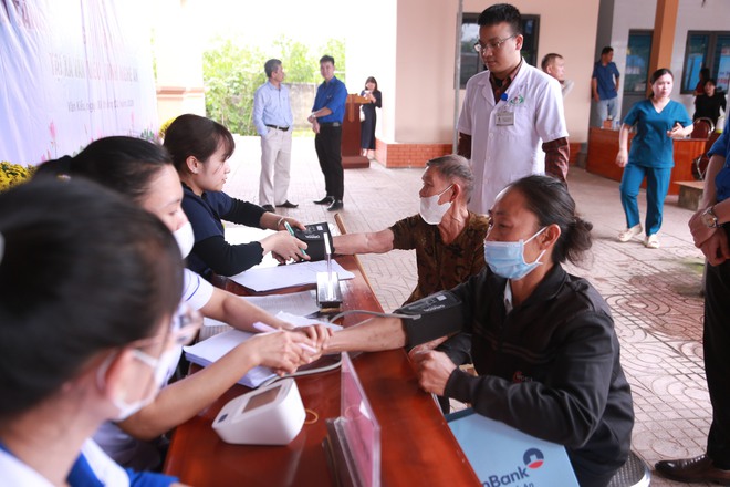 Ngành Y tế Nghệ An khám bệnh, trao quà Tết cho người dân khó khăn- Ảnh 5.